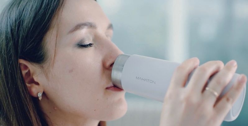 Mahaton представляет первую в мире беспроводную зарядную самоочищающуюся бутылку для воды