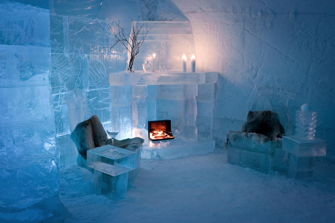 Необычный отель из снега и льда
