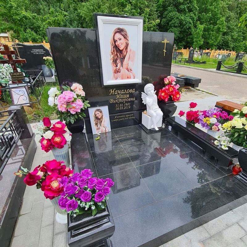PR-агент Юлии Началовой показала, как выглядит памятник на могиле певицы